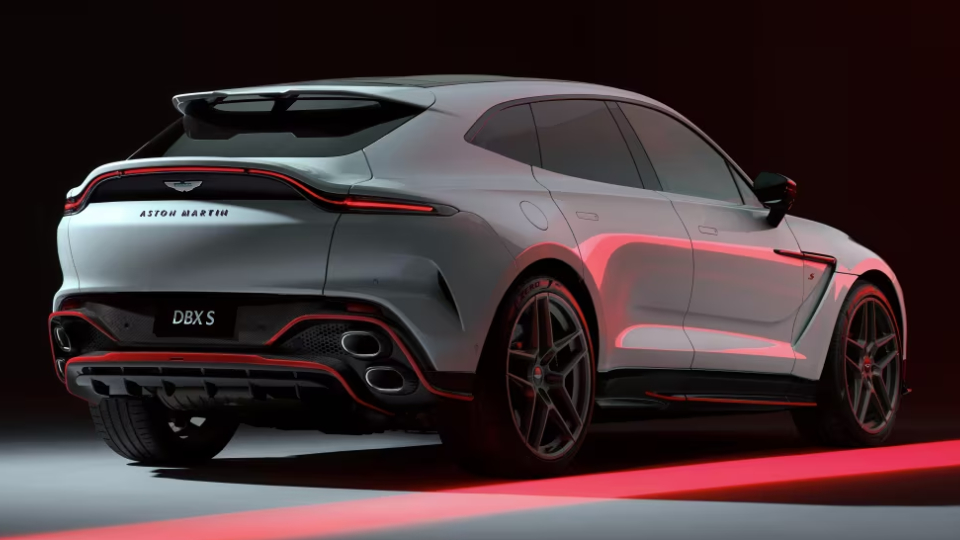 استون مارتین DBX S